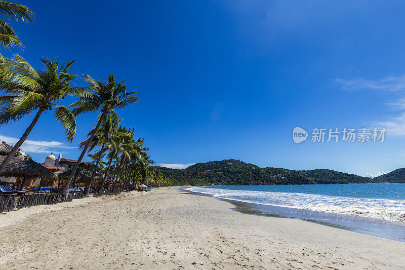 墨西哥格雷罗市Zihuatanejo的La Ropa beach。